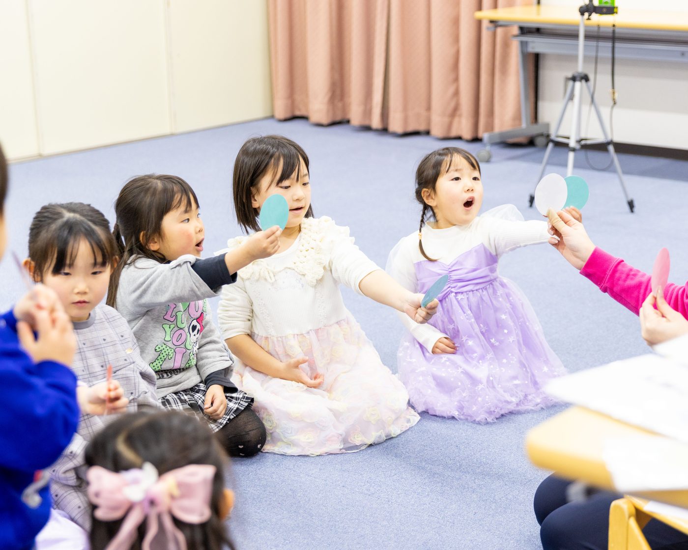 雪だるまのカードを使って英語で単語を学ぶレッスンの様子