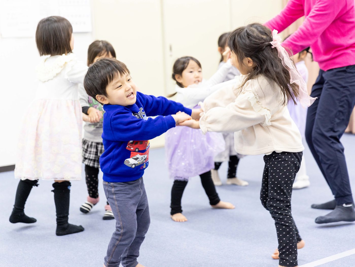 子どもが自分からカードを指さして答える様子