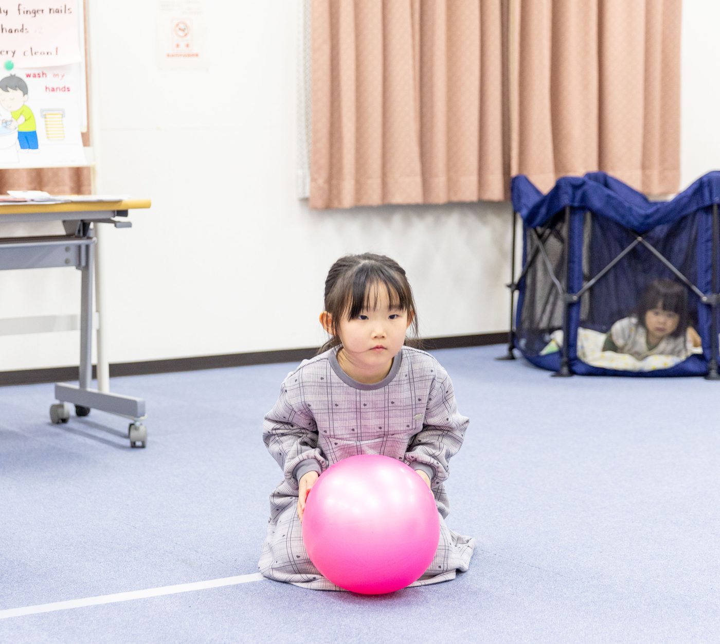 みんなで元気に手を挙げてレッスンを楽しむ子どもたち