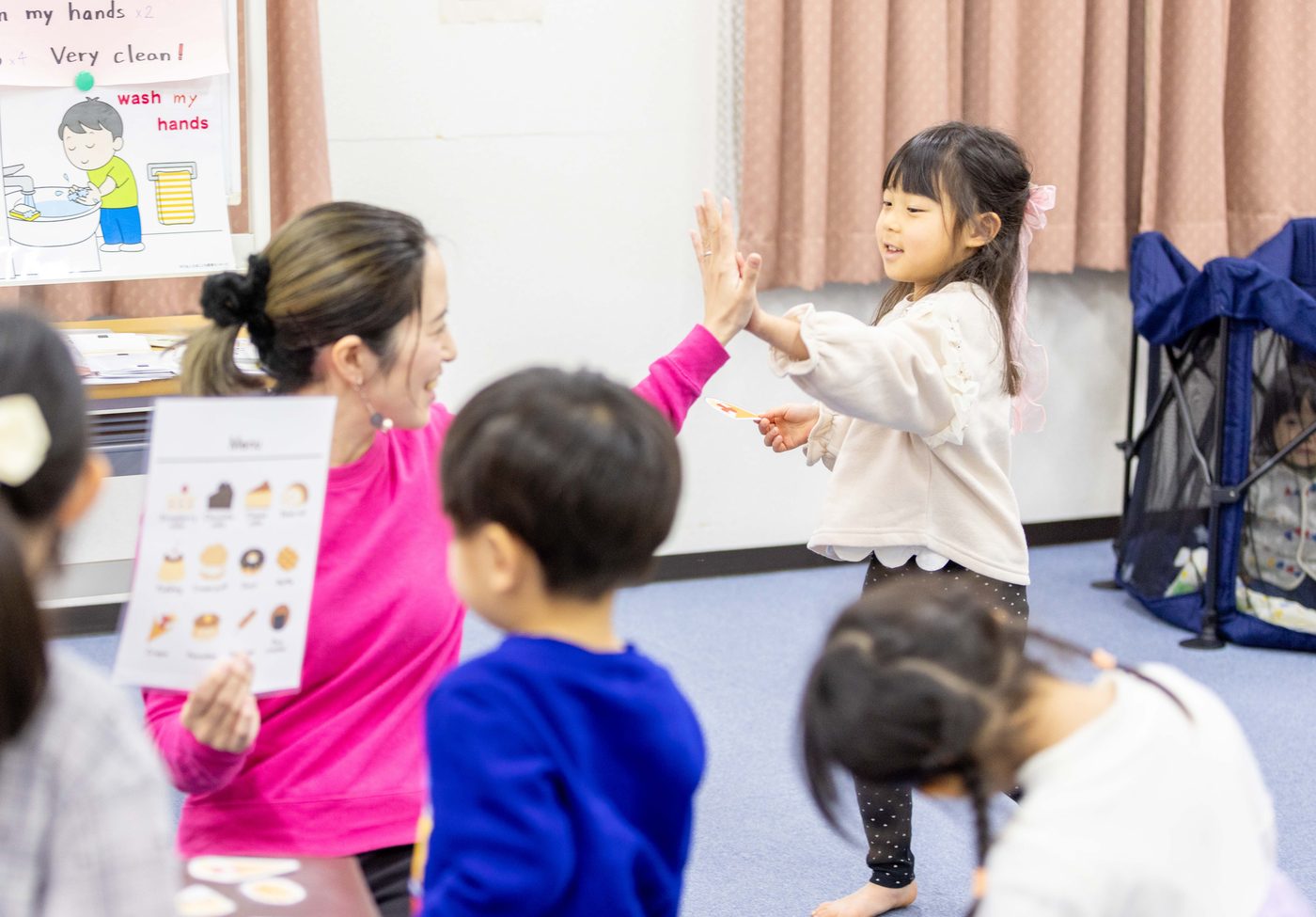 ボールを使って体を動かしながら英語に親しむ様子