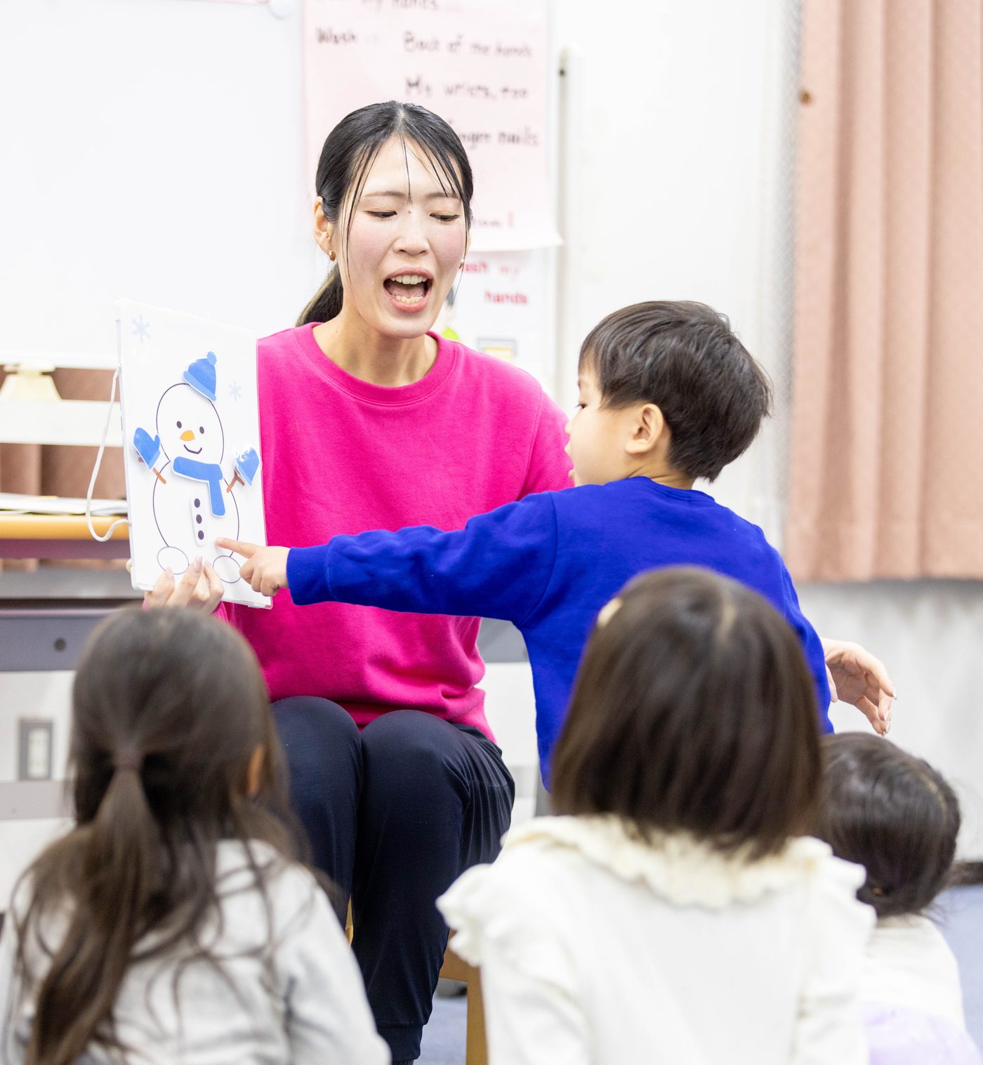 音楽に合わせて友だちと手をつないで踊る様子