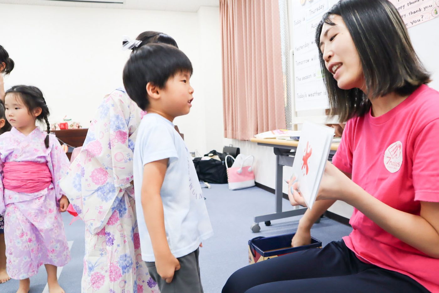先生と1対1で英語のやり取りをする子ども